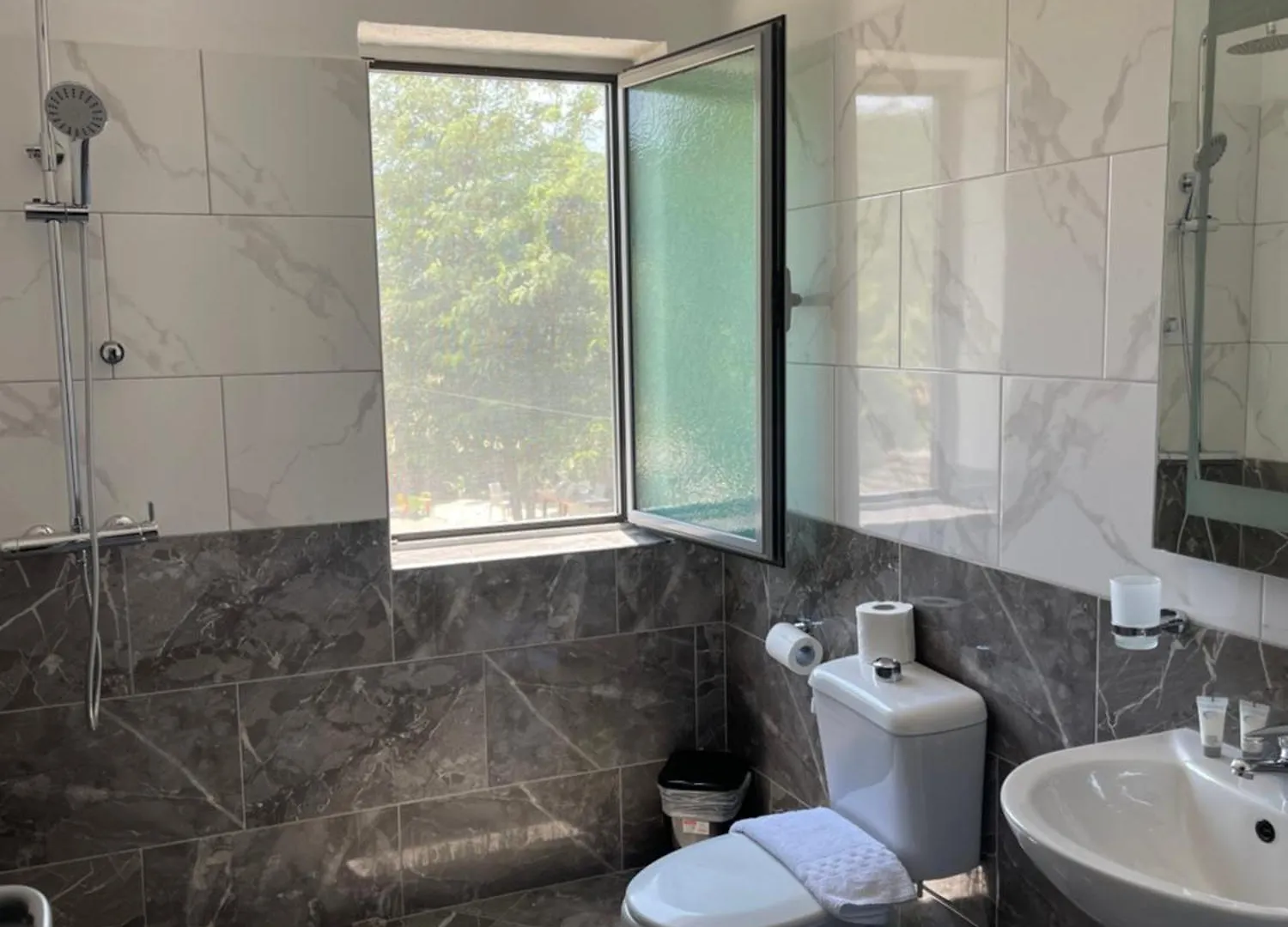 Kutal Park Inn Hotel Përmet